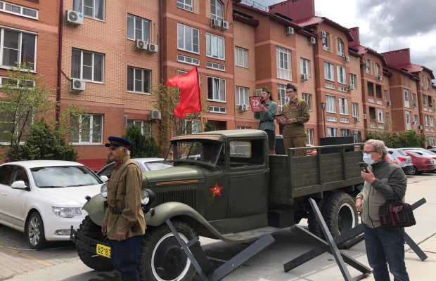 В Батайске жители исполнили песню "День Победы" прямо из своих квартир и с балконов